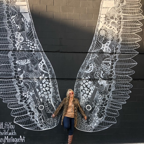 Meet your Posher, Lisa - Picture 2 of 10